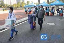 返校观察｜东莞中学南城学校：老师发“红包”，同学喜中“试卷一套”图片