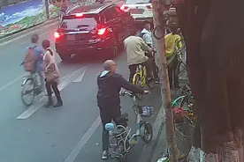 少年被大爷吐唾沫，要求道歉被拒与大爷互殴致其骨折，法院判了图片