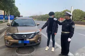 芜湖：姑姑带侄子开私家车上路练车 双双被查图片