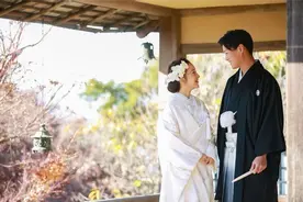 板野友美分享与丈夫结婚照 穿传统婚服笑容幸福图片