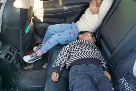 危险！竟让孩子躺在车后排睡觉图片