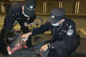 深夜，杭州男子倒在马路中央！民警赶到时，他竟被“团团包围”...图片