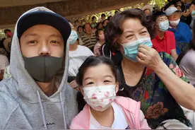 王栎鑫带一双儿女海边游玩 离婚后首分享私人动态图片