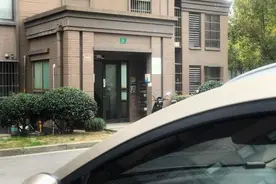 11楼抛下酱料瓶砸碎汽车天窗吓哭孩子，屡教不改的六旬阿姨被刑拘图片