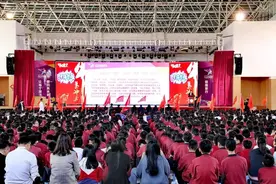 争做“红色”小牛人！开学典礼中山这间学校师生齐唱红歌图片