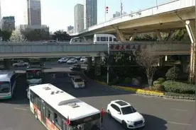 黄浦大街往长江二桥方向，不用右转再调头了图片