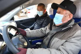 山东85岁老人考驾照，83岁老人通过科目三，“牛”图片