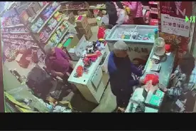 爷爷突然晕倒，奶奶一个举动看哭网友图片