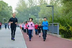 这群6岁到12岁的孩子迎着寒风晨跑，奥森公园有支少年跑团图片