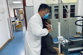 颈椎疼痛难忍，拇指一按痛消，沪上中医创“以啬为用”的“三部正骨法”图片