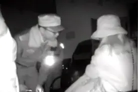 半夜醒来妈妈不见了，邻居帮三岁小女孩报警视频封面