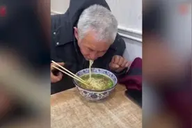 小伙请低智老人吃4个月拉面：我把他当成朋友视频封面
