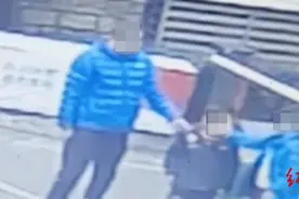 男子不满儿子被追逐掌掴两名男孩引众怒 警方：双方之前认识 已自行调解图片