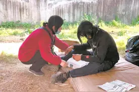 小伙严冬蜷缩在天桥下冻得瑟瑟发抖 热心大姐给流浪汉送饭近三个月图片