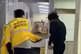 深圳一外卖员与店员打架被拘，平台：已将其拉黑并通报全行业图片