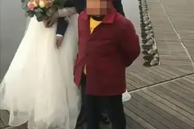 新人拍婚纱照一老人为强行讨“喜钱”总抢镜 警方：拘留图片