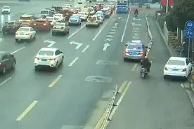 警惕“开门杀”！长沙一乘客开车门撞了电动车，出租车司机全责图片