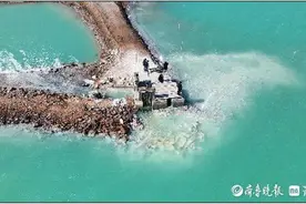 “爆火”盐田实为化工晾晒池！潍坊一处碧蓝色水域成网红打卡地图片