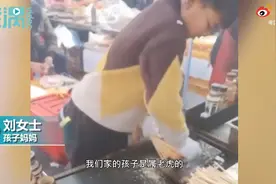 12岁男孩帮妈妈烤串手法娴熟，妈妈这样说，网友：掌握了一项求生技能图片