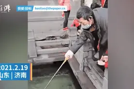 趵突泉景区近3年打捞出钱币6万余元，有人带孩子“钓”硬币，景区回应图片