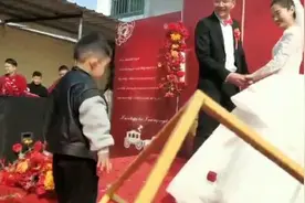 3岁花童给新人送戒指直接扔地上，网友：可能红包没到位视频封面