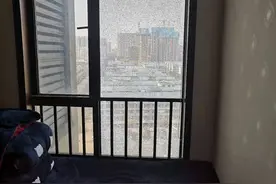 一束火光闪过，长沙一小区高层玻璃突然爆裂，疑为烟花爆竹引起图片