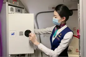 平凡中的不平凡——昆明航空乘务长杨荃图片