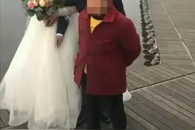 广场上太婆抢镜拍婚纱照新人“讨喜钱”涉嫌以滋扰他人方式乞讨被拘图片