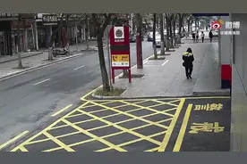 少年送奶茶消防员回赠习题册，网友：恩将仇报啊图片