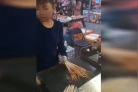 34秒丨12岁小男孩帮妈妈烤串手法娴熟 网友：懂事的孩子都是别人家的图片