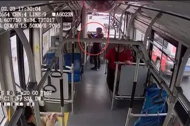 小暖男！怀孕的妈妈乘坐公交期间 小男孩特地告诉车长能否等一下她图片