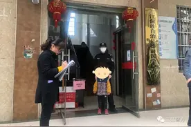 可怜！柳州这对父母离完婚，竟将孩子遗忘在民政局图片