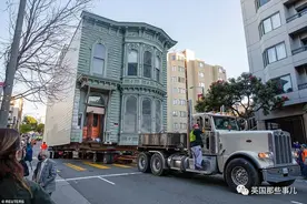不想被拆，他花250万把百年老宅连根拔起用车拉走！这都行图片