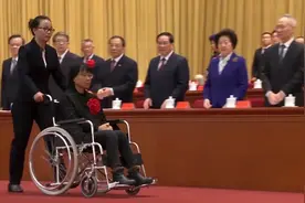 致敬楷模！张桂梅坐轮椅接受表彰视频封面