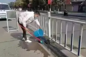 驾驶员堵车内急当街小便，面对镜头道歉并清洁路面视频封面