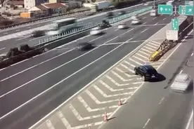 女司机在匝道隔离带停下倒车：我以为高速可以停视频封面