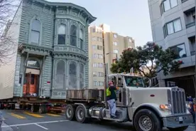 逃亡的House！美国一位房主花费40万美元成功将房子整体迁移图片