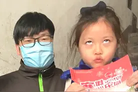 熊孩子故意把寒假作业扔掉，热心快递员叔叔物归原主视频封面