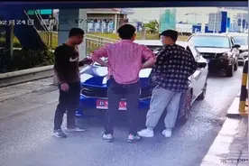 三男子追上高速拦车，驾驶员大喊“报警报警”，收费员故意拖延发卡并上报图片