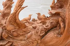 一天一只鸟，老农雕出“百鸟朝凤”图片