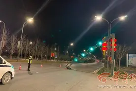 西咸新区一路口红绿灯横臂掉落在路中间 疑被大型车辆撞断图片