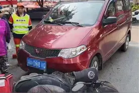 “前面有摩托车！”丈夫一句提醒，刚拿驾照20天的她一脚油门冲了上去……图片