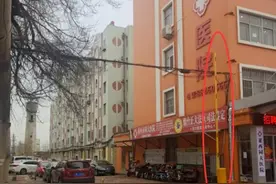市民反映莱西同大医院不看病就不让停车 执法部门责令医院限时拆除起落杆和障碍物图片
