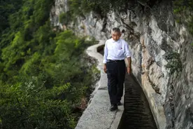 老支书黄大发的“求水”三十六年：在绝壁修渠，在山崖垦田图片