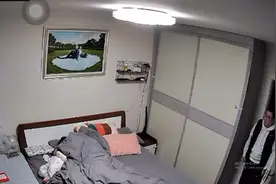 妈妈哄睡一小时未果，听见爸爸脚步声萌娃一秒钻进被子视频封面