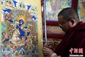 青海塔尔寺艺僧印巴尖措：花一辈子传承藏族指尖技艺图片