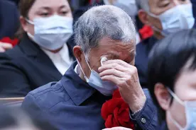 对话听到女儿名字后拭泪的黄文秀父亲：从心底感到欣慰和骄傲图片