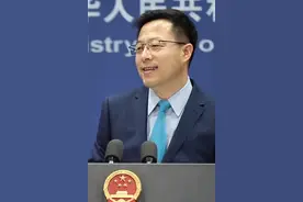 外交部发布会出现有趣一幕！外媒记者站着提问，赵立坚开心的笑了图片