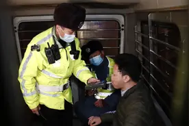 昨晚北京211处夜查点同时开查，有司机连吹几十次测酒仪还装病图片