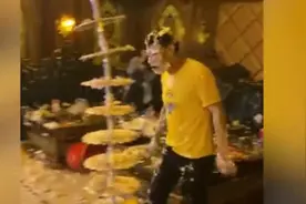 多人KTV内办生日宴打“蛋糕战”，现场一片狼藉，网友怒了图片